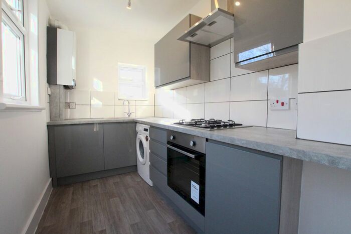 2 Bedroom Flat To Rent In Wallwood Road, Leytonstone E11