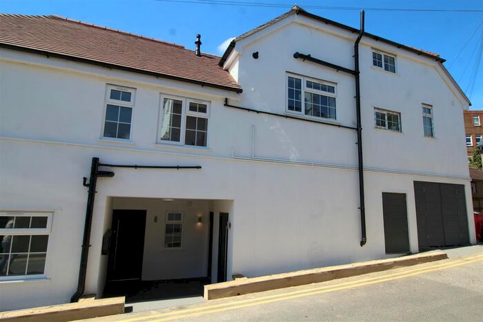 2 Bedroom Flat To Rent In Top Flat, St. John`S Hill, Sevenoaks, TN13