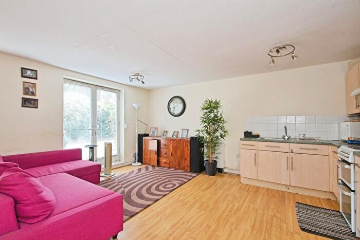 2 Bedroom Flat For Sale In Plumstead Road, London, SE18