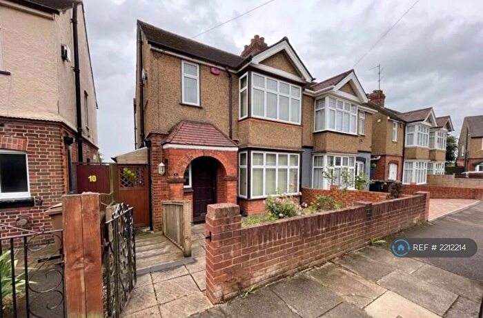 3 Bedroom Semi-Detached House To Rent In Devon Road, Luton, LU2