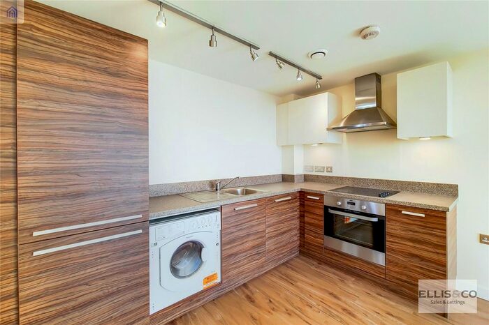 2 Bedroom Flat To Rent In The Green, Southall UB2