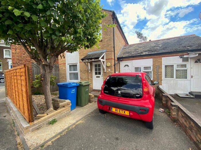 4 Bedroom End Of Terrace House To Rent In Chaucer Drive, Bermondsey, SE1