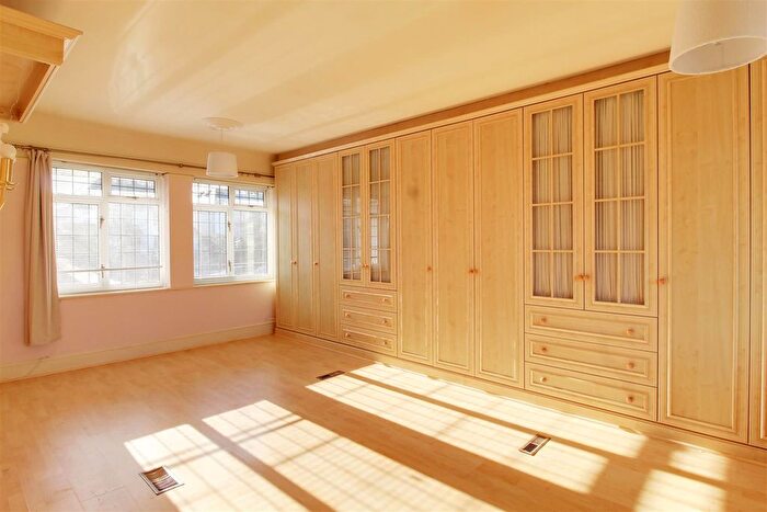4 Bedroom Detached House For Sale In Brookmans Avenue, Brookmans Park, Hatfield, AL9