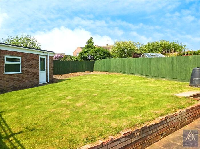 2 Bedroom Bungalow For Sale In Elm Drive, Deanshanger, Milton Keynes, MK19