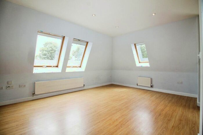 2 Bedroom Flat To Rent In Westmoor Street, Leeds, West Yorkshire, LS13