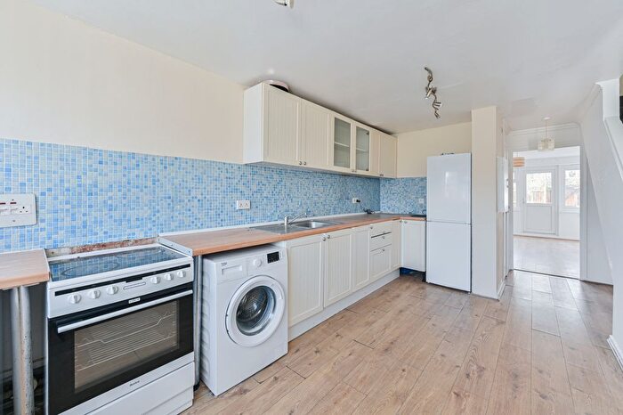 3 Bedroom Flat To Rent In Belvoir Close, London, SE9