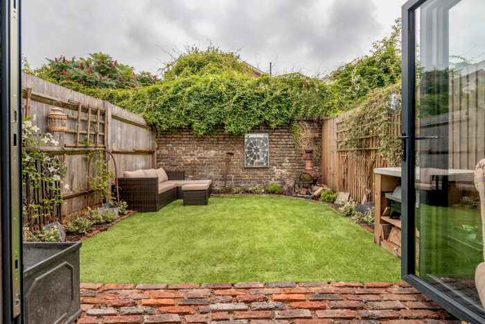 3 Bedroom Terraced House For Sale In Cliffe Road, South Croydon, CR2