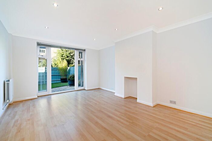 2 Bedroom Flat To Rent In Hyanes Close London, SE3