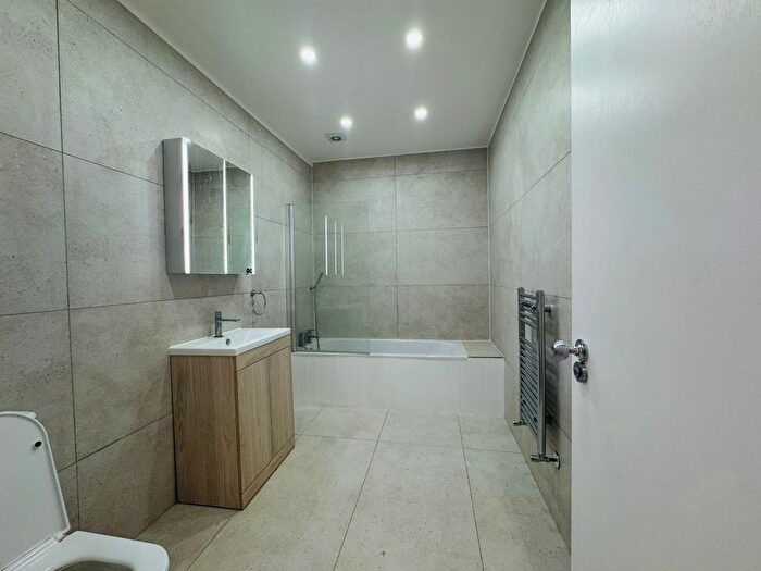 5 Bedroom Terraced House To Rent In Broomhill Road, Ilford, IG3