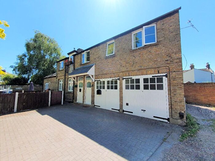 2 Bedroom Flat To Rent In Dryden Avenue, Southend-On-Sea, Essex, SS2