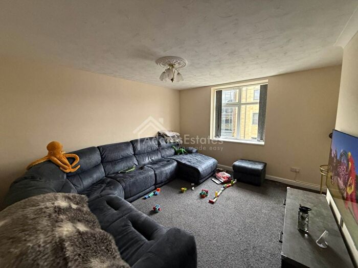 3 Bedroom Semi-Detached House To Rent In South Street, Dewsbury, WF12