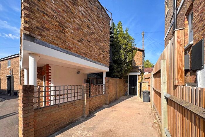 1 Bedroom Flat To Rent In Houblon Road, Richmond, TW10