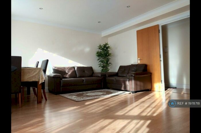 2 Bedroom Flat To Rent In St. James Court, Bromley, BR2