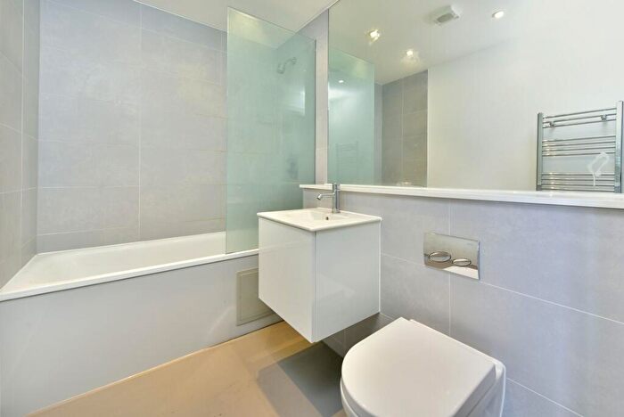 2 Bedroom Flat For Sale In Vinny Court, High Road, N12