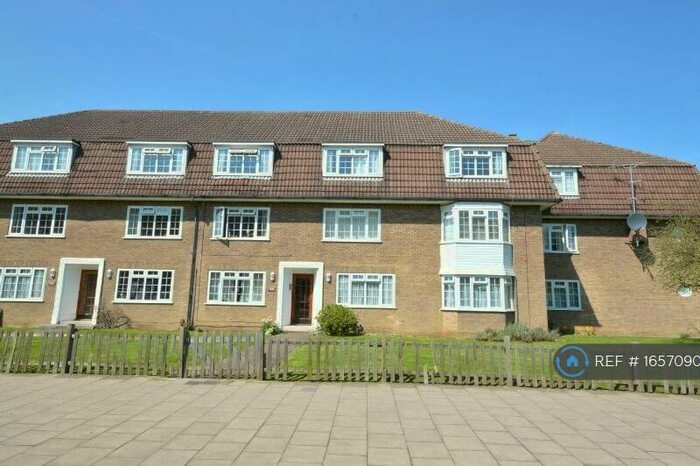 2 Bedroom Flat To Rent In North Parade, Chessington, KT9