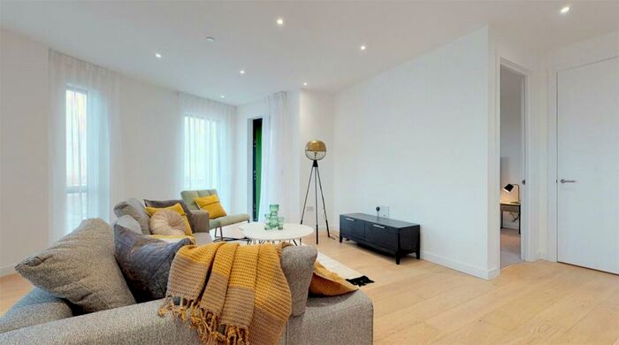 3 Bedroom Flat To Rent In Roosevelt Tower, Williamsburg Plaza, E14