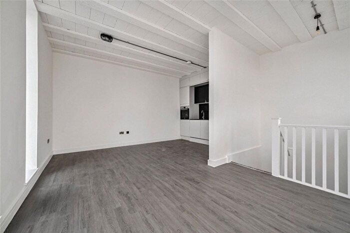 1 Bedroom Flat For Sale In Palmers Mews, Trade Close, Palmers Green, London, N13