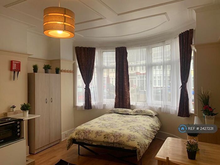 Studio To Rent In Berkshire Gardens, London, N13