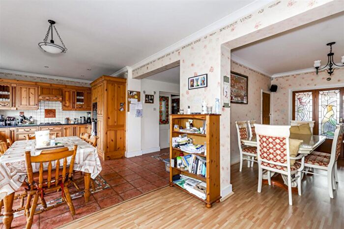5 Bedroom Semi-Detached House For Sale In Ridge Crest, Enfield, EN2
