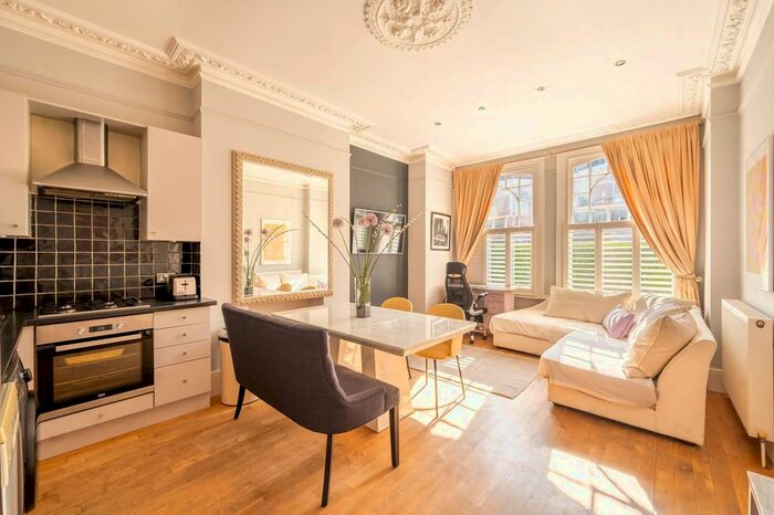 2 Bedroom Flat To Rent In Crockerton Road, Wandsworth Common, London, SW17