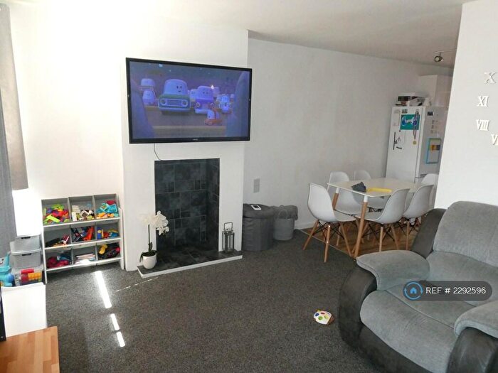 3 Bedroom End Of Terrace House To Rent In Axminster Close, Hull, HU7