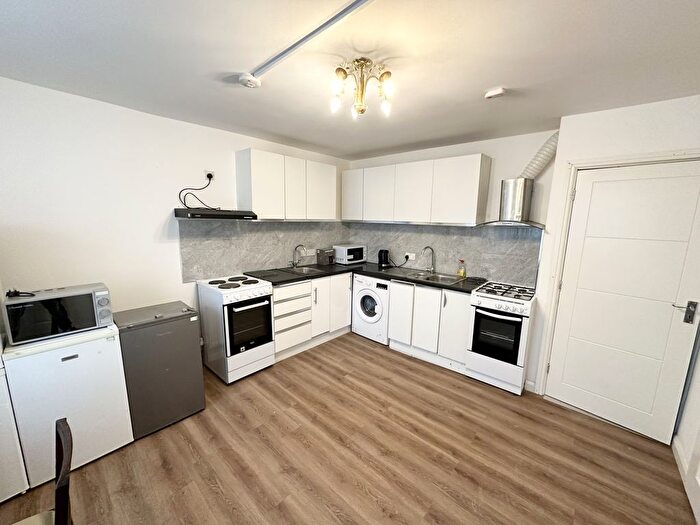2 Bedroom Flat To Rent In Goldbeaters Grove, Edgware, Greater London, HA8