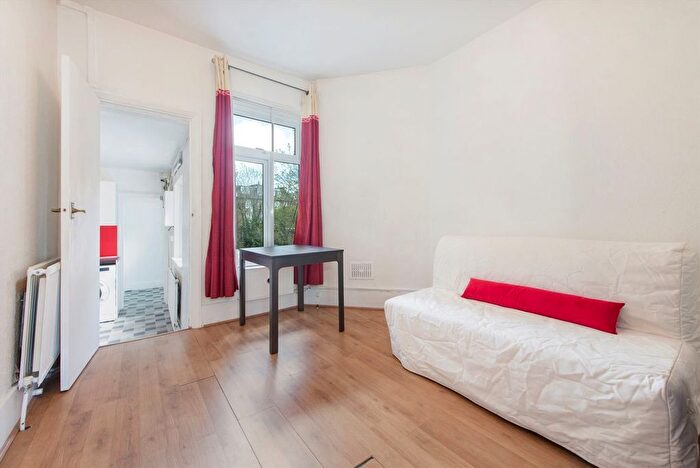 1 Bedroom Flat To Rent In Woodstock Grove, Shepherds Bush, W12