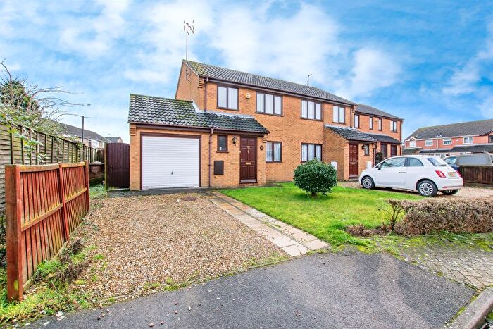 3 Bedroom Semi Detached House For Sale In Hedgelands, Wisbech, PE13