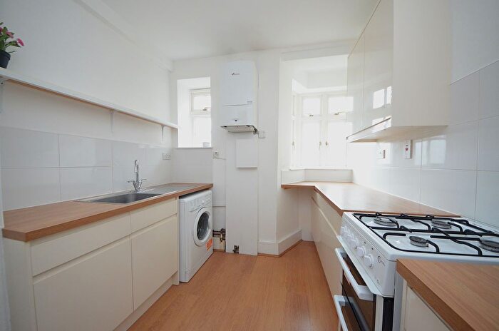 3 Bedroom Flat To Rent In Gaskell Street, Clapham, SW2
