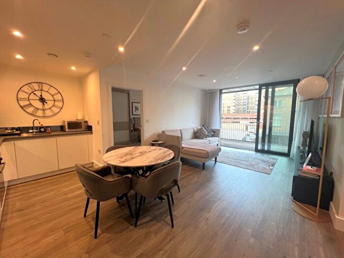 2 Bedroom Flat To Rent In Fairfield Avenue, Staines, TW18