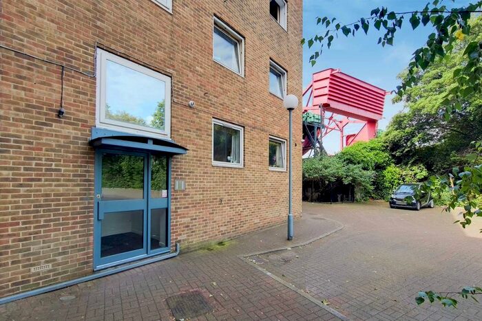 2 Bedroom Flat To Rent In Brunswick Quay, Canada Water, London, SE16