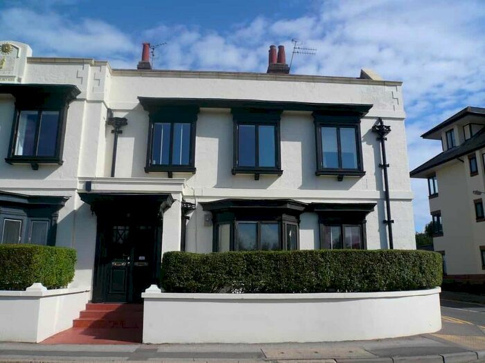 2 Bedroom Flat To Rent In Russell Road, Shepperton, TW17