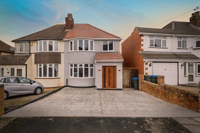 3 Bedroom Semi-Detached House For Sale In The Grove, Birmingham, B43