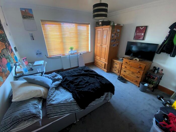 6 Bedroom House To Rent In Hollin Mount, Leeds, LS16