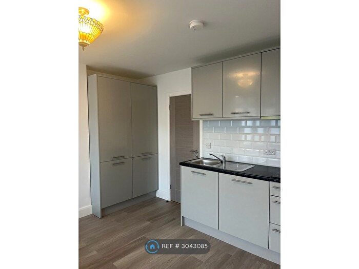 Studio To Rent In Morden, London, SM4