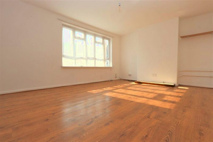 3 Bedroom Flat To Rent In Lancaster Road, Enfield, EN2