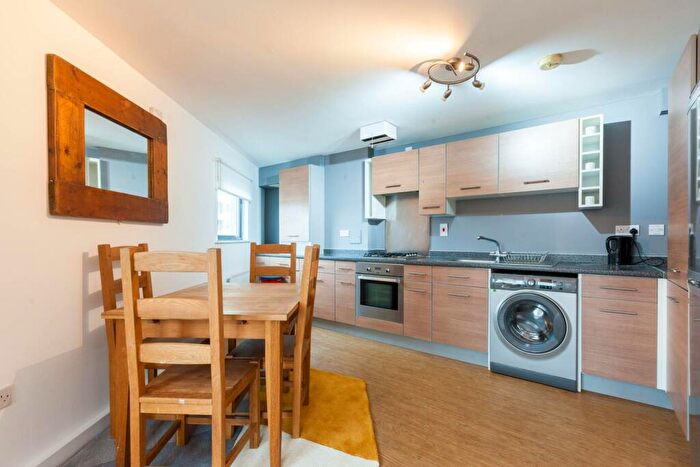 2 Bedroom Flat To Rent In Cottage Road, Islington, London, N7