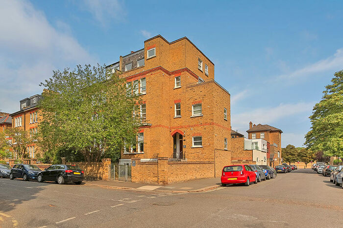 2 Bedroom Apartment To Rent In Peckham Rye London, SE22