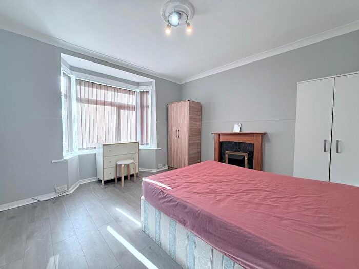 2 Bedroom Flat To Rent In Sunningdale Avenue, East Acton, London, W3