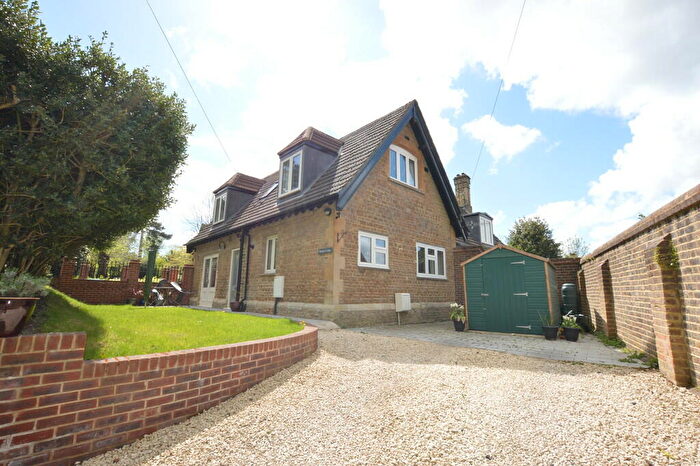 2 Bedroom Flat To Rent In Ringley Park Road, Reigate, RH2