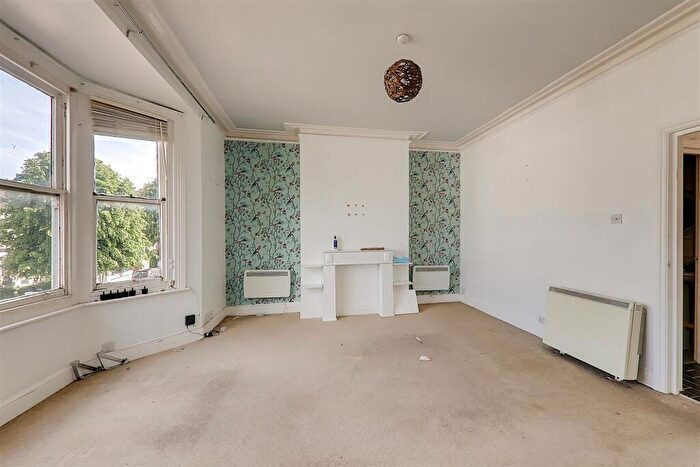 1 Bedroom Flat For Sale In Oxford Road, Worthing, BN11
