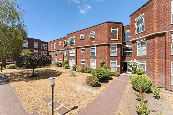 2 Bedroom Flat To Rent In Ellesmere Road, Weybridge, Surrey, KT13