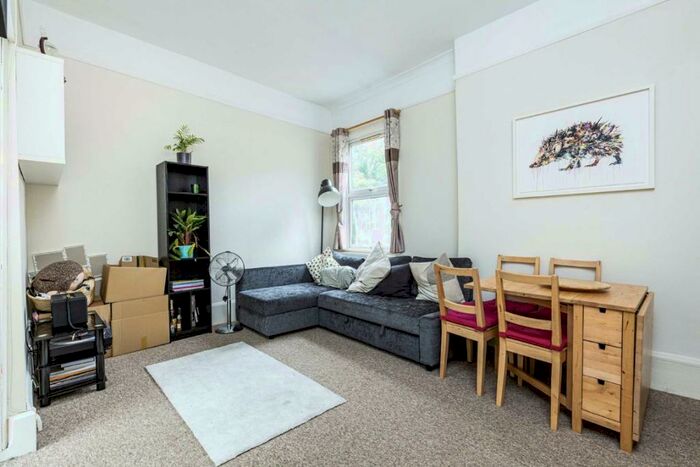 1 Bedroom Flat To Rent In Boundaries Road, Balham, SW12