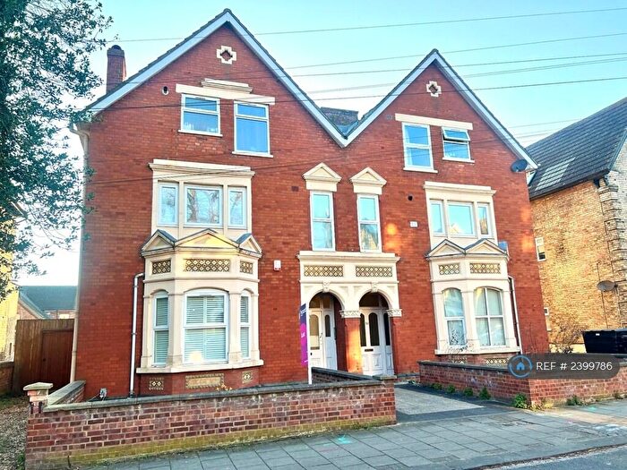 2 Bedroom Flat To Rent In Chaucer Road, Bedford, MK40