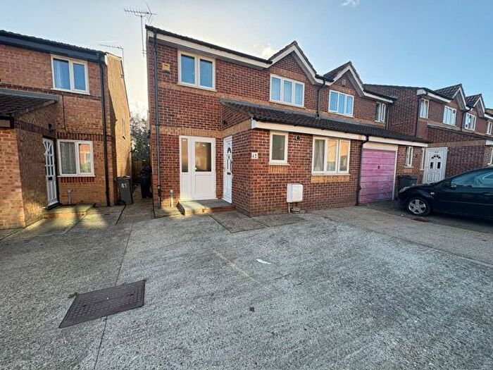 2 Bedroom Flat To Rent In Burket Close, Southall, UB2