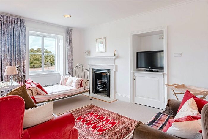 1 Bedroom Flat To Rent In Hampton Court Road, East Molesey, Surrey, KT8