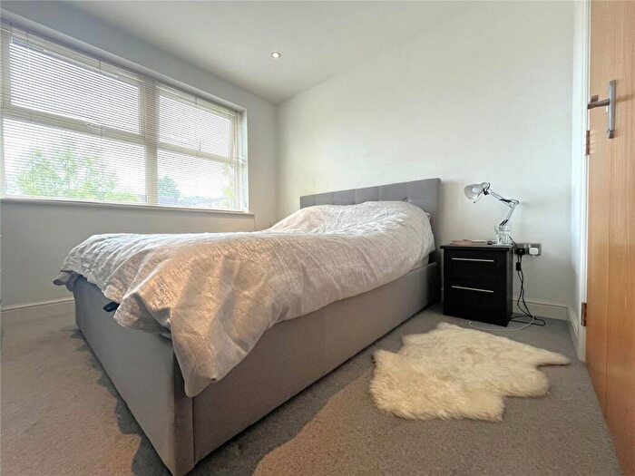 2 Bedroom Flat For Sale In Heathcote Road, Camberley, Surrey, GU15