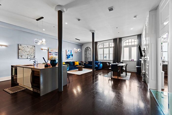 3 Bedroom Flat To Rent In Sheen Road, Richmond, TW9