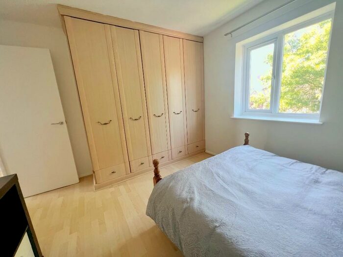 1 Bedroom Flat To Rent In Thame Road, London, SE16
