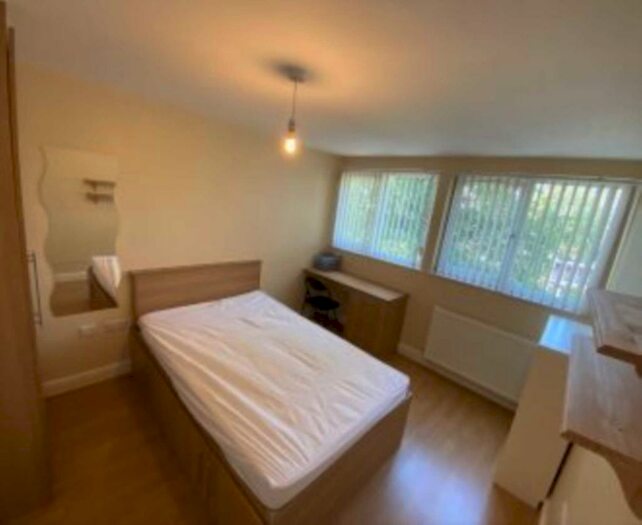 5 Bedroom Penthouse To Rent In Wilmslow Road, Manchester, M14